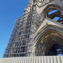 Abbaye Saint-Jean-des-Vignes : Premières montées dans la façade sur le temps du chantier