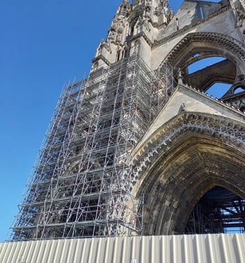 Abbaye Saint-Jean-des-Vignes : Premières montées dans la façade sur le temps du chantier