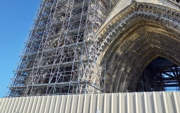 Abbaye Saint-Jean-des-Vignes : Premières montées dans la façade sur le temps du chantier