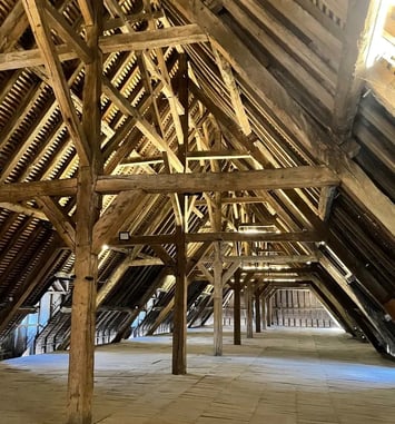 Visite du grenier de la Halle aux grains