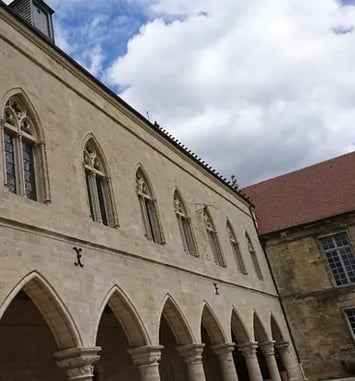 Visite guidée à Laon : l'ancien palais épiscopal (actuel Tribunal)